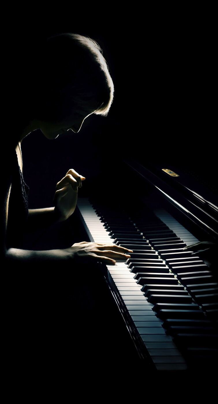Pianista tocando en la penumbra